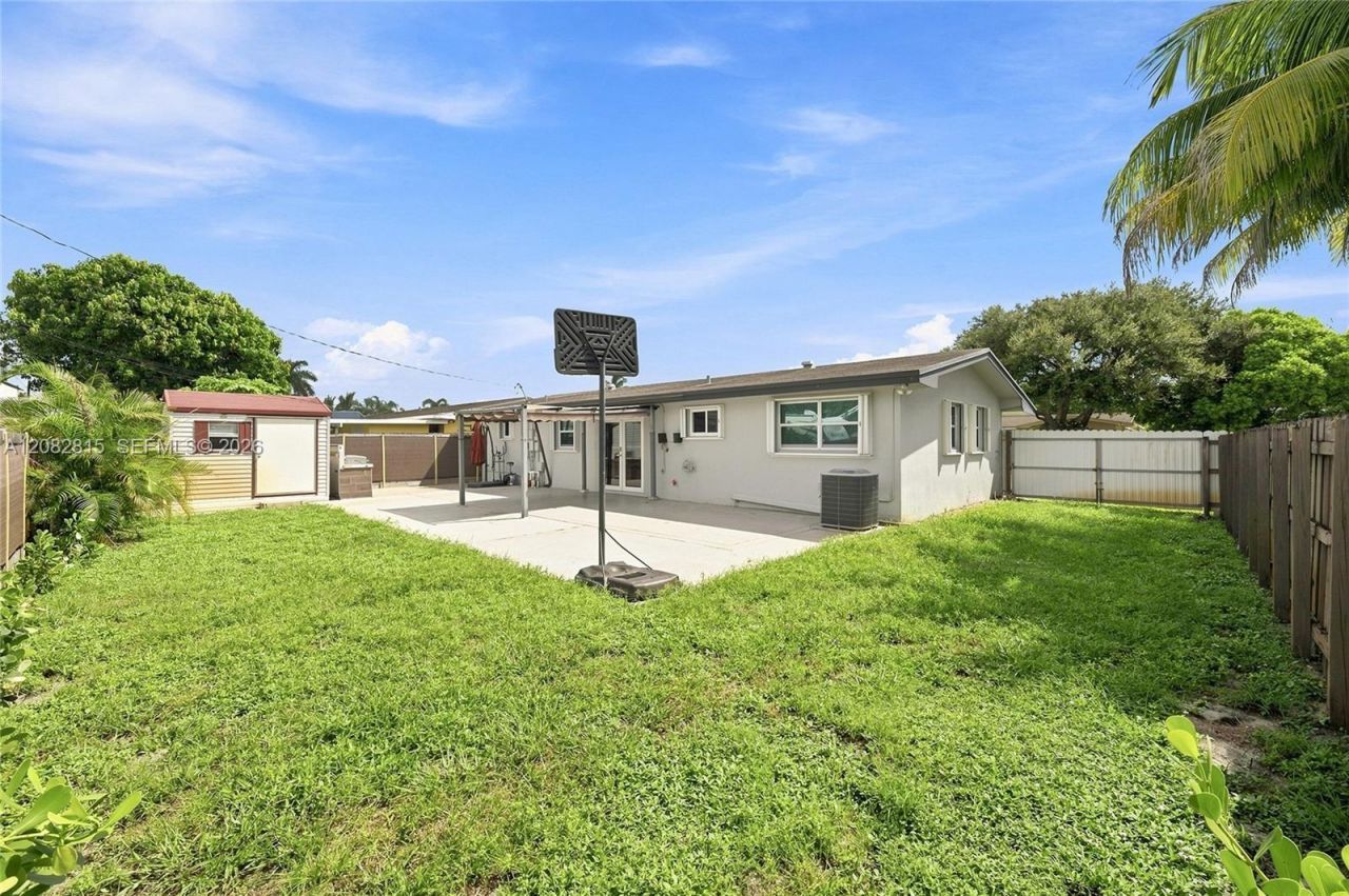 1000 NW 76th Ter, Pembroke Pines, FL 33024 Photo