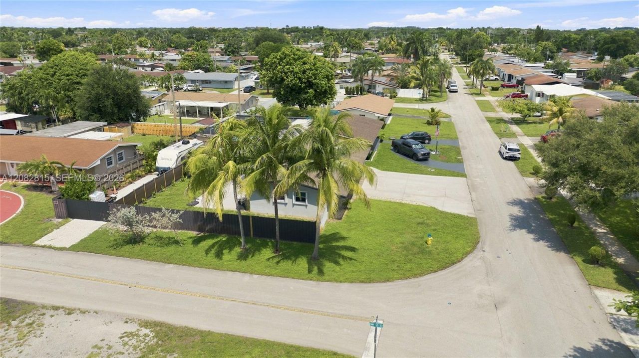 1000 NW 76th Ter, Pembroke Pines, FL 33024 Photo