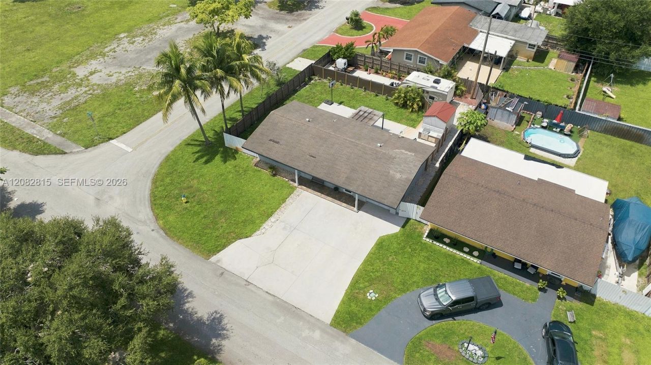 1000 NW 76th Ter, Pembroke Pines, FL 33024 Photo