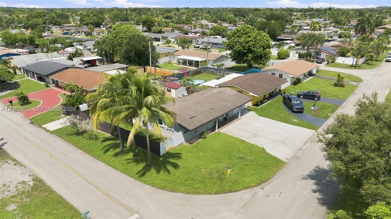 1000 NW 76th Ter, Pembroke Pines, FL 33024 Photo