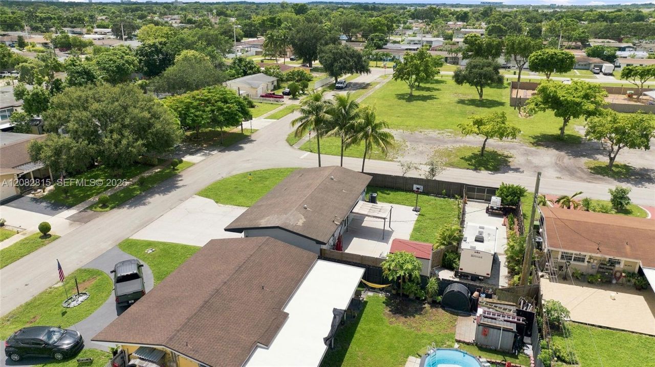 1000 NW 76th Ter, Pembroke Pines, FL 33024 Photo