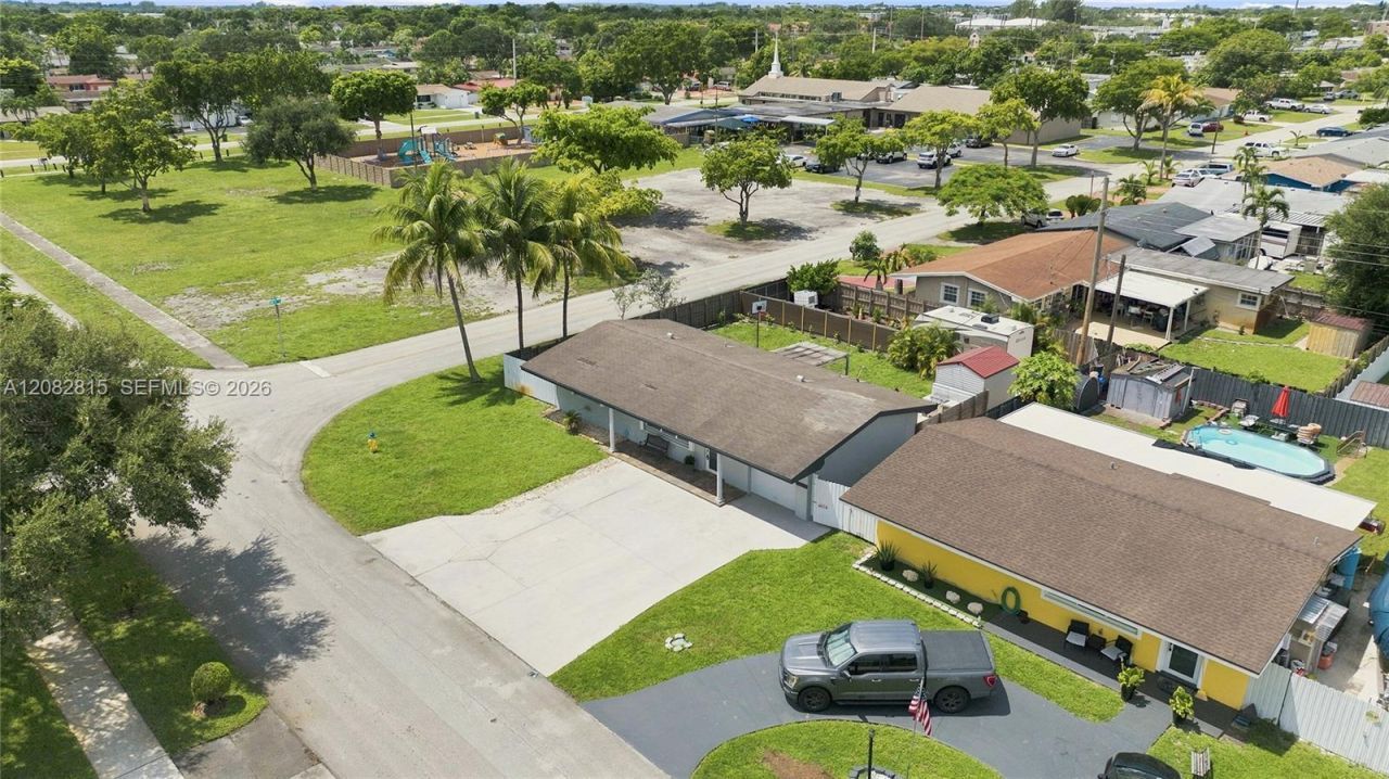 1000 NW 76th Ter, Pembroke Pines, FL 33024 Photo