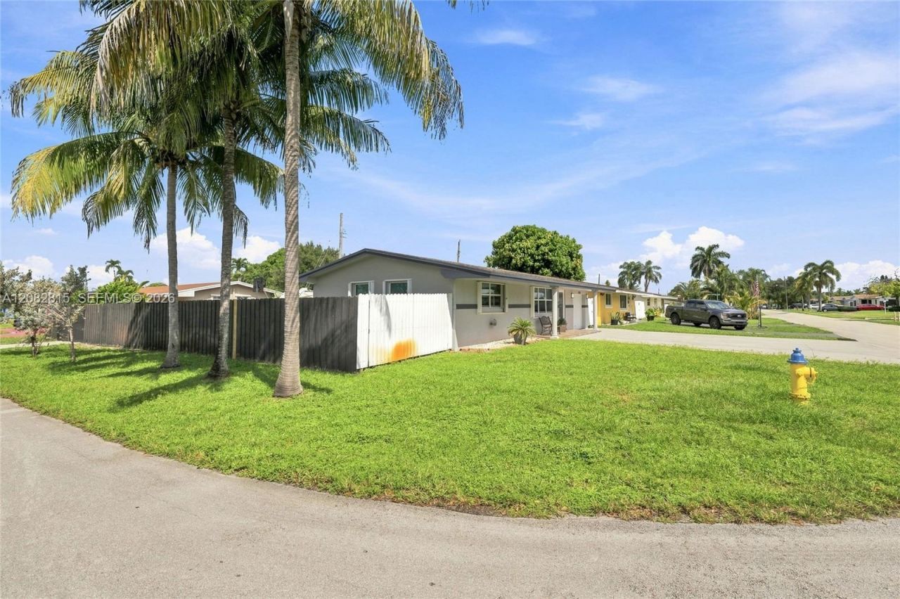 1000 NW 76th Ter, Pembroke Pines, FL 33024 Photo