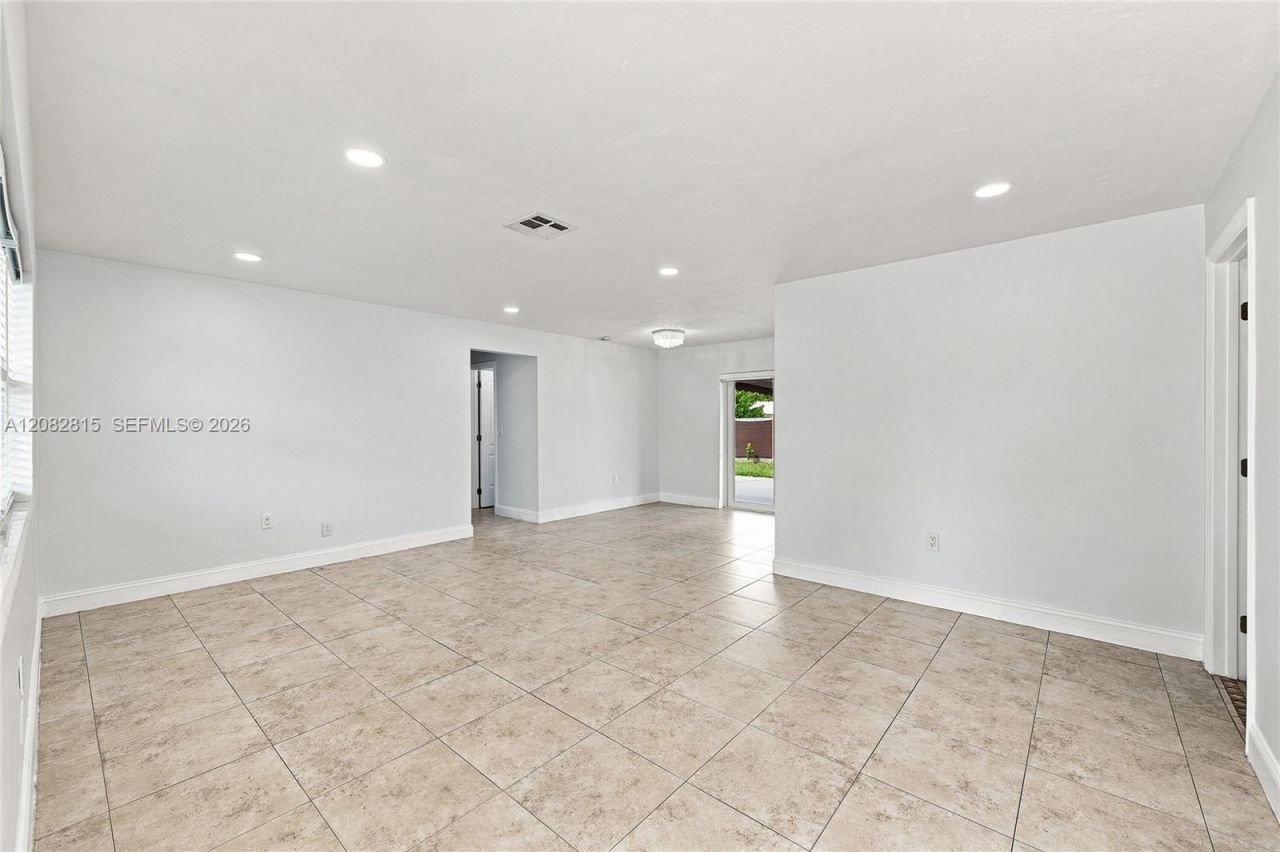 1000 NW 76th Ter, Pembroke Pines, FL 33024 Photo