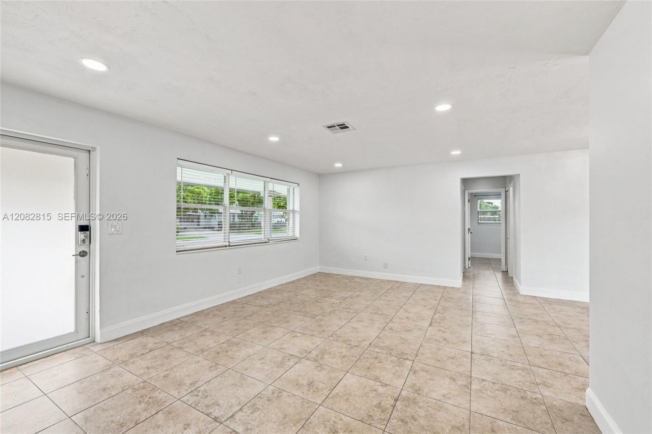 1000 NW 76th Ter, Pembroke Pines, FL 33024 Photo