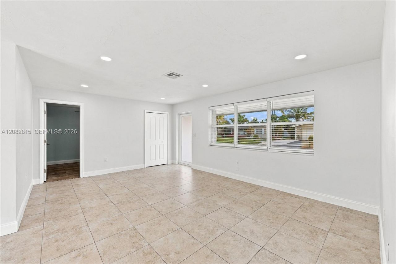 1000 NW 76th Ter, Pembroke Pines, FL 33024 Photo