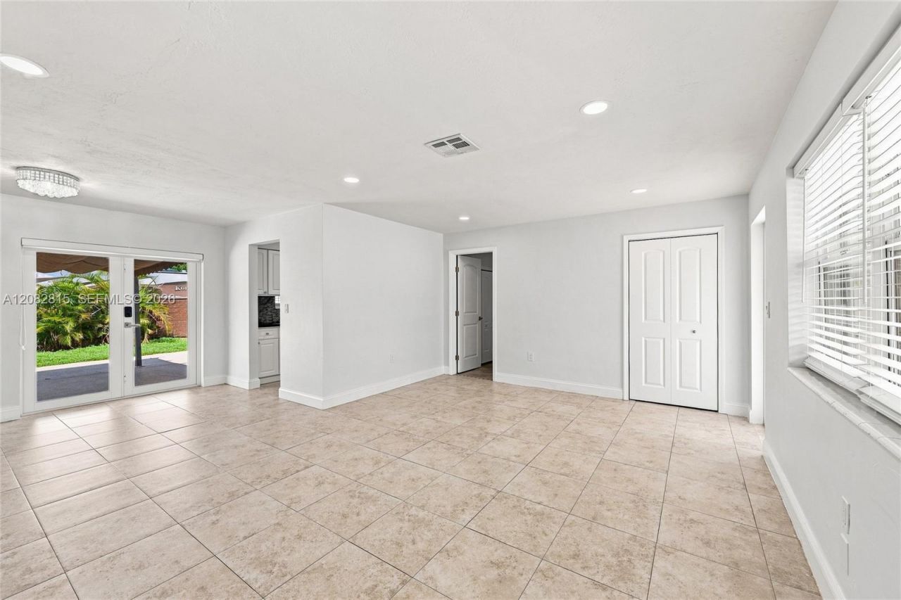 1000 NW 76th Ter, Pembroke Pines, FL 33024 Photo