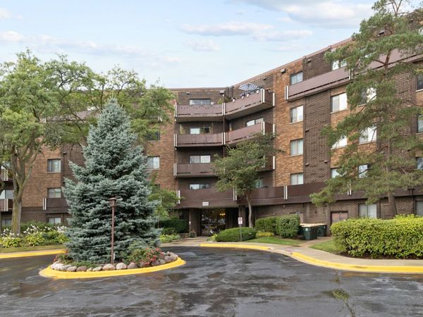 840 Wellington Avenue , Unit 303, Elk Grove Village, IL 60007