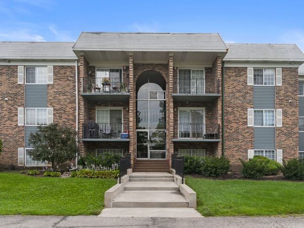 1617 N Windsor Drive, Unit 208, Arlington Heights, IL 60004
