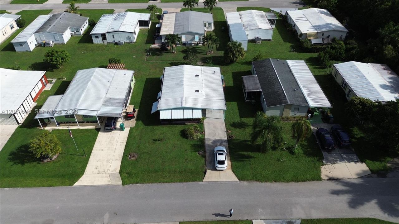 121 Sugar Loaf, Unit 63, Naples, FL 34114 Photo