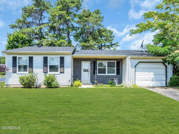 14 S Chestnut Avenue, Manchester, NJ 08759