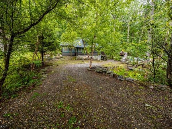 8 Mountainside Dr, Vernon, NJ 07461