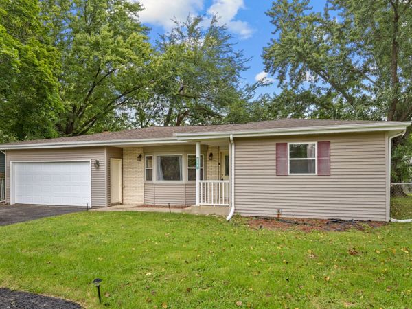 110 Bay Road , McHenry, IL 60051