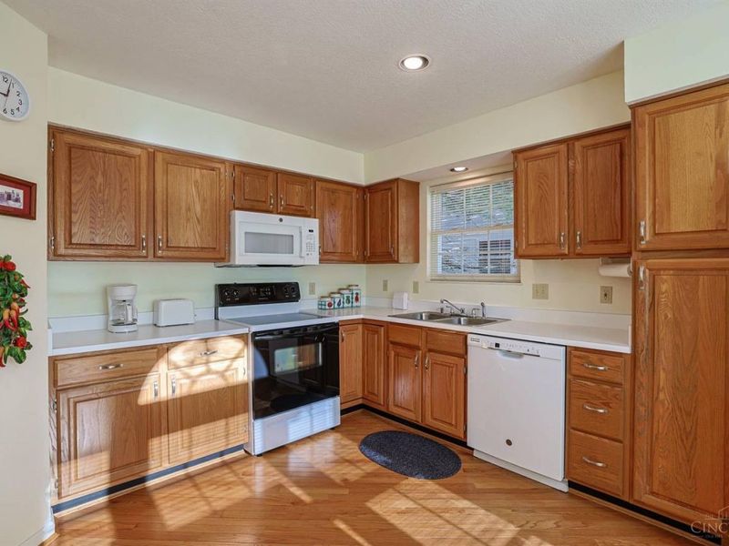 999 Wittshire Lane, Anderson Township, OH 45255 Photo 4