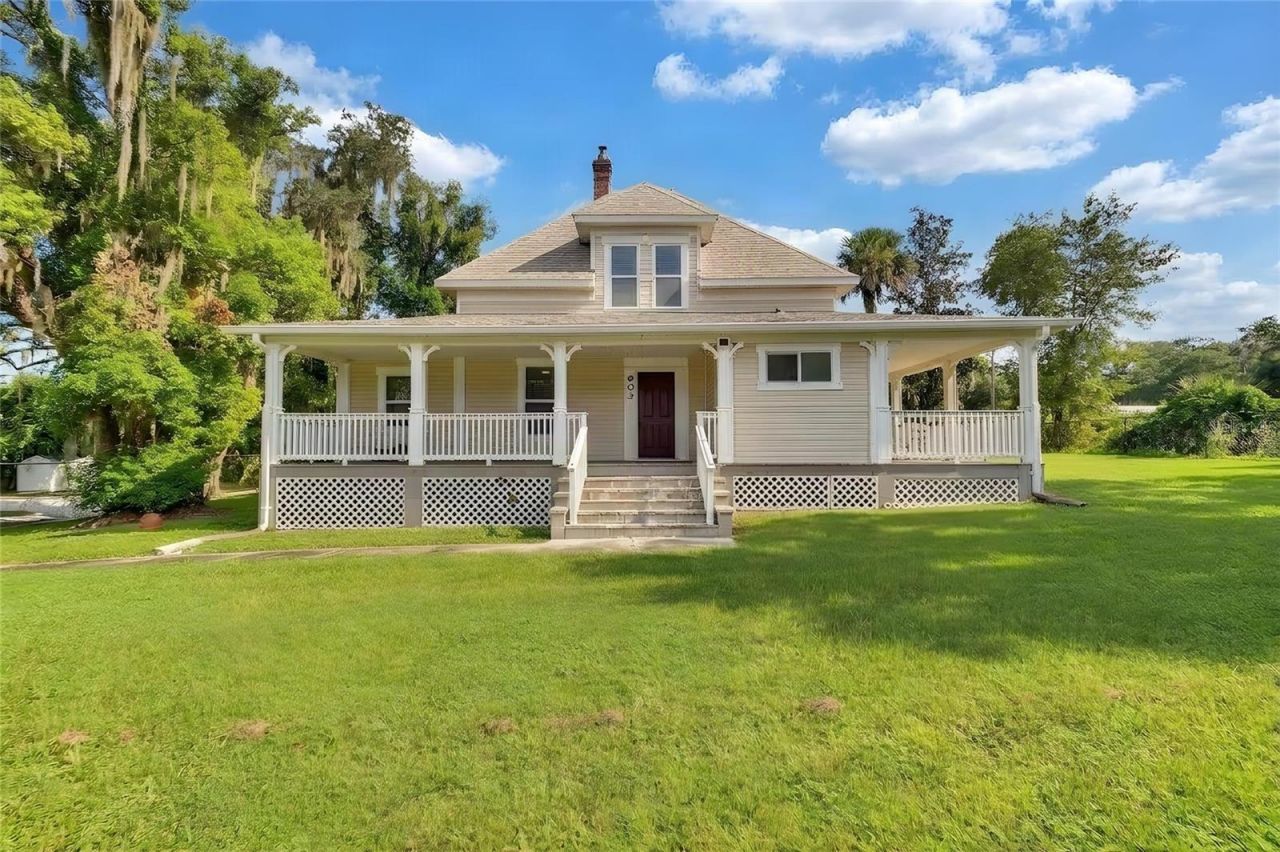 903 E NEW YORK AVENUE Deland, FL 32724