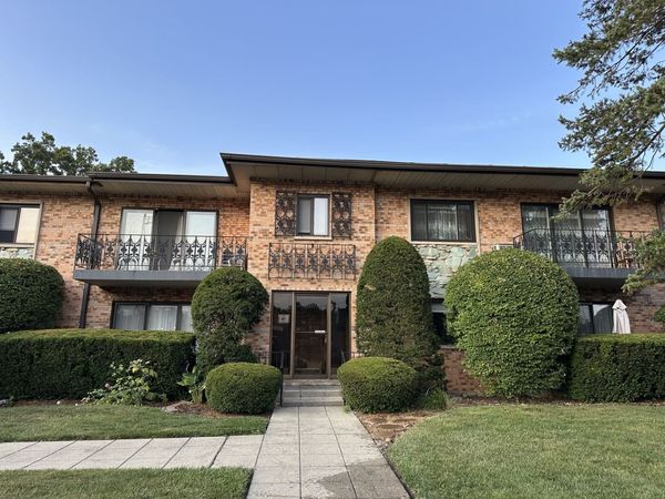 1033 Busse Highway , Unit 2A, Park Ridge, IL 60068