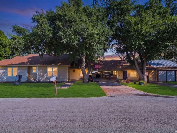 1604 J St, Floresville, TX 78114