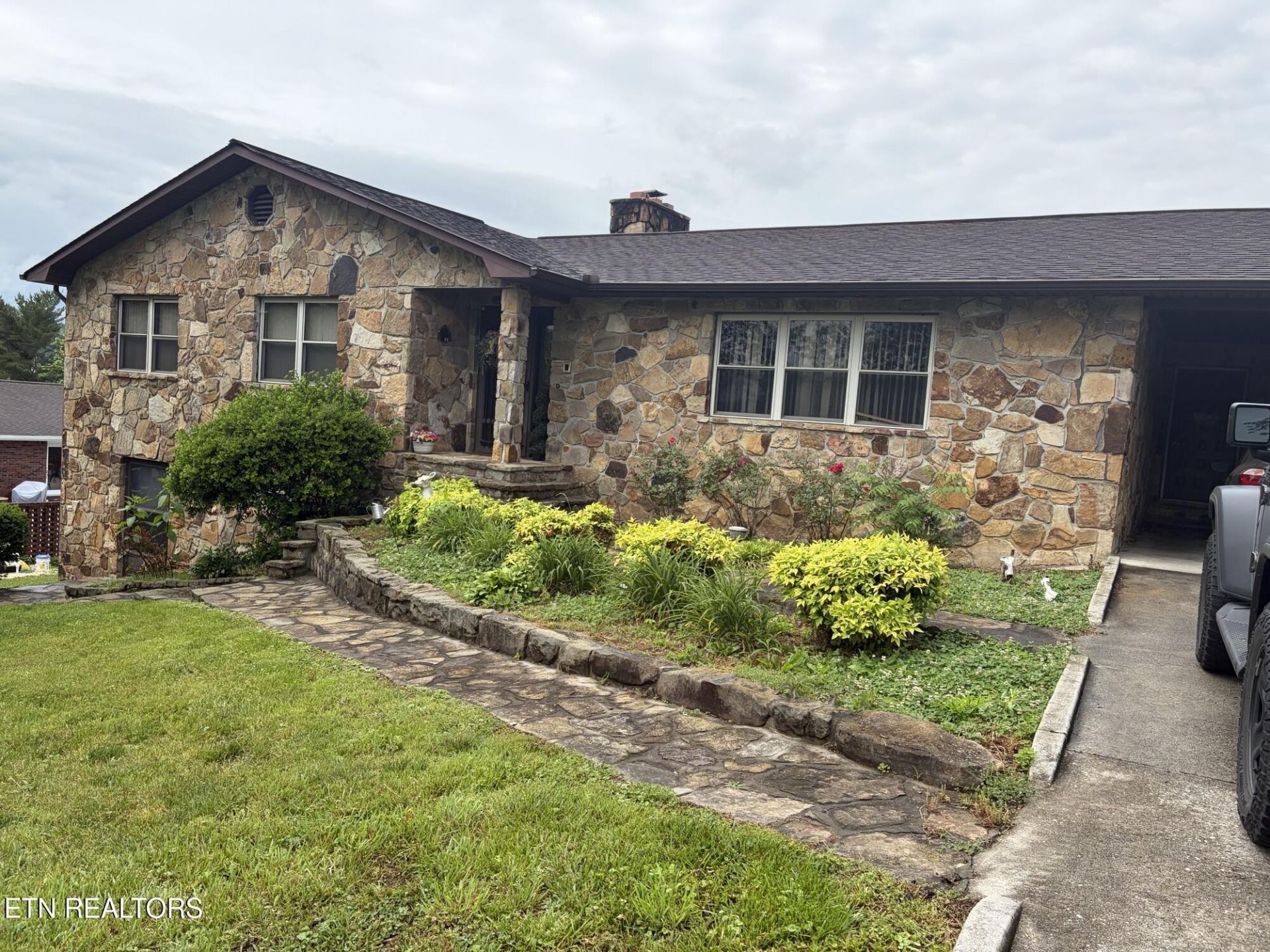 119 Mountain View Rd, Jacksboro, TN 37757 Main Photo