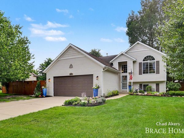 6876 Northway Drive NE, Rockford, MI 49341