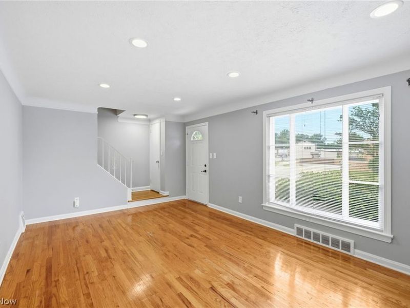 1518 Roselawn Road, Mayfield Heights, OH 44124 Photo 4