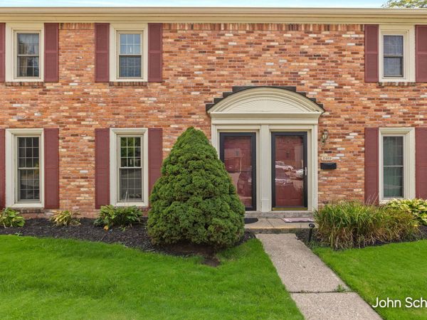 2471 Abbington Drive SE, Grand Rapids, MI 49506