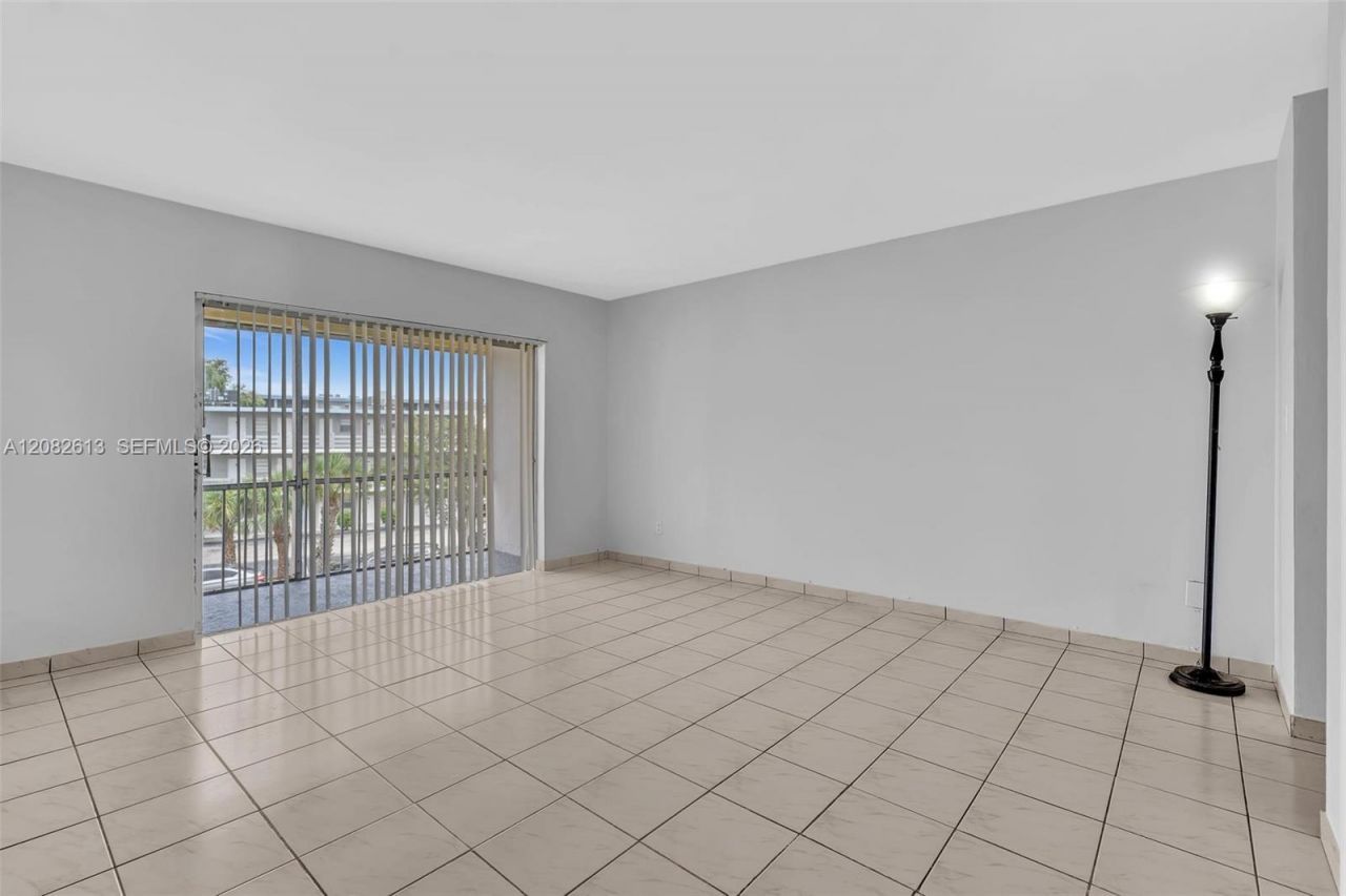 1540 NE 191st St , Unit 320, Miami, FL 33179 Photo