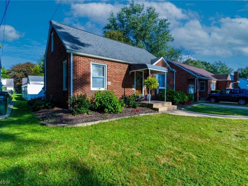1382 Elmwood Avenue SW, North Canton, OH 44720 Photo 3