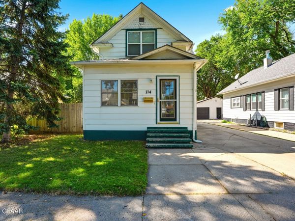 714 OAK Street , Grand Forks, ND 58201