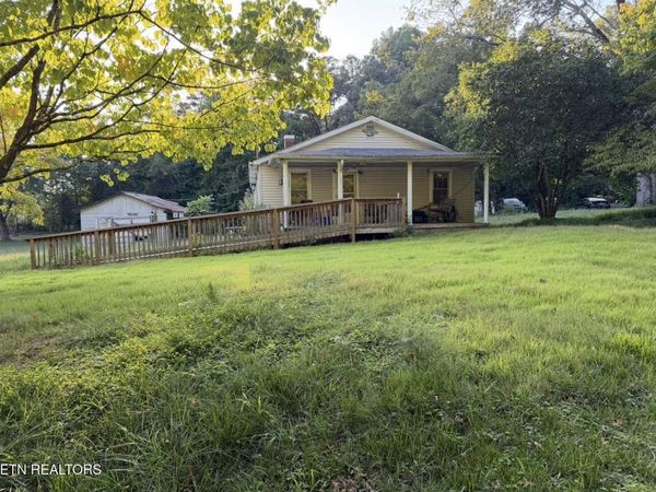 220 Woods Chapel Rd, Harriman, TN 37748