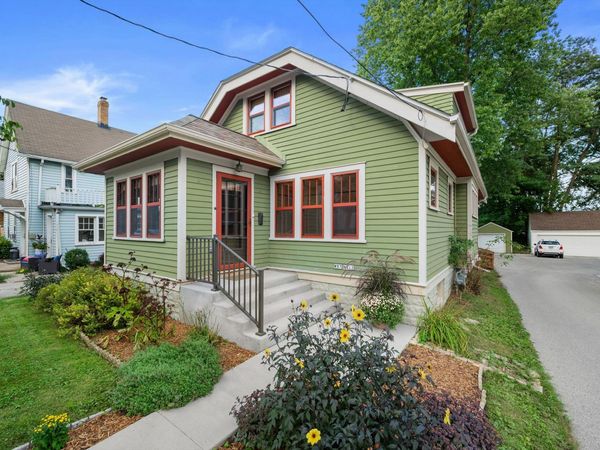 W57N512 Hilbert Ave, Cedarburg, WI 53012