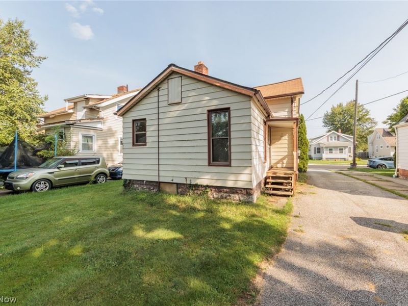 20861 Woodstock Avenue, Fairview Park, OH 44126 Photo 4