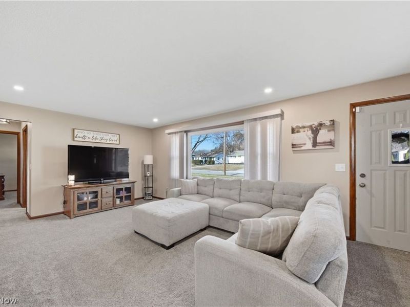 1118 Valley Drive NW, North Canton, OH 44720 Photo 3