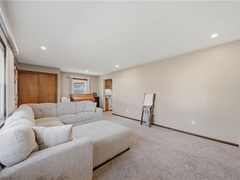 1118 Valley Drive NW, North Canton, OH 44720 Photo 4