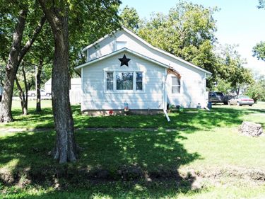 520 E 1ST Street, Blue Springs, NE 68318