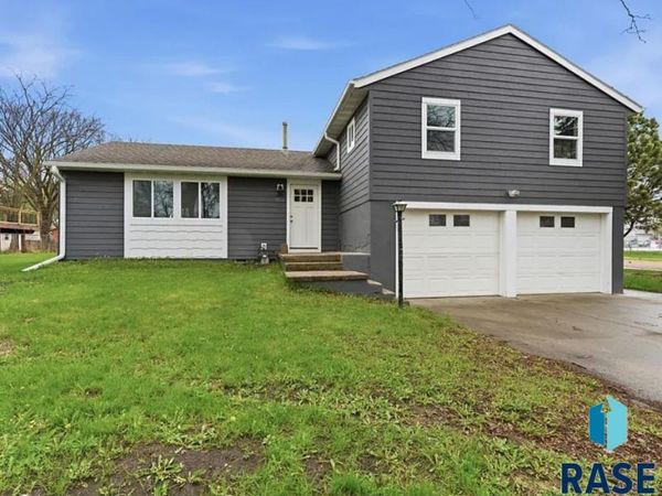 402 E 4th St, Hartford, SD 57033