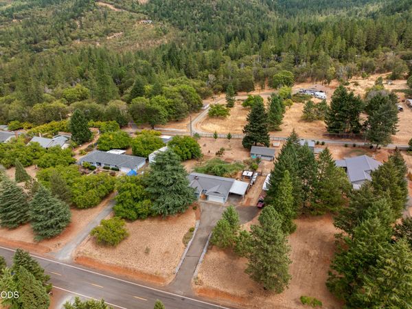 221 Village Lane, Grants Pass, OR 97527