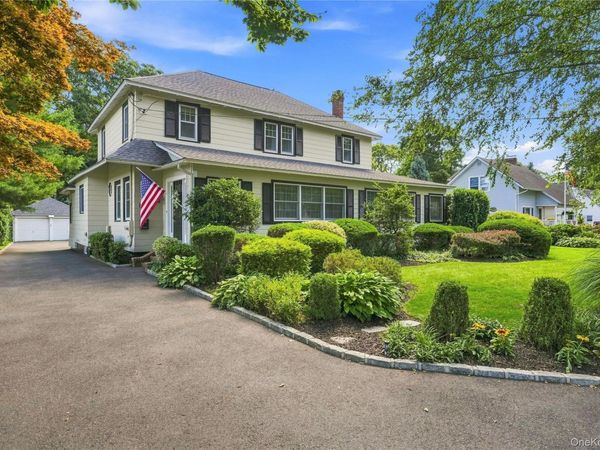 556 N Windsor Avenue , Brightwaters, NY 11718
