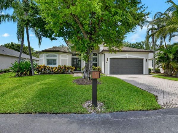 10 LAKE EDEN Drive, Boynton Beach, FL 33435