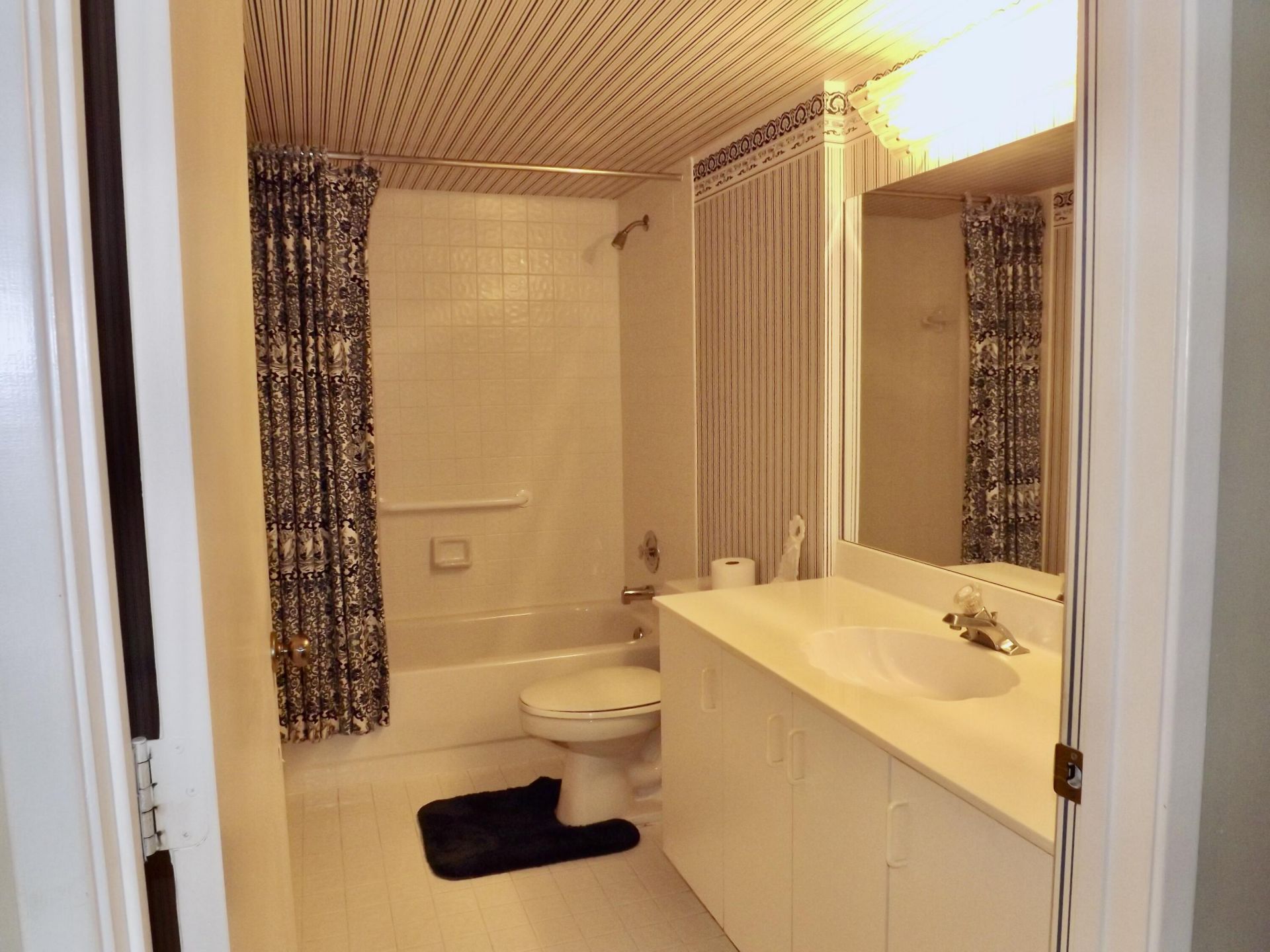 6112 Huntwick Terrace, Unit 205, Delray Beach, FL 33484 Photo