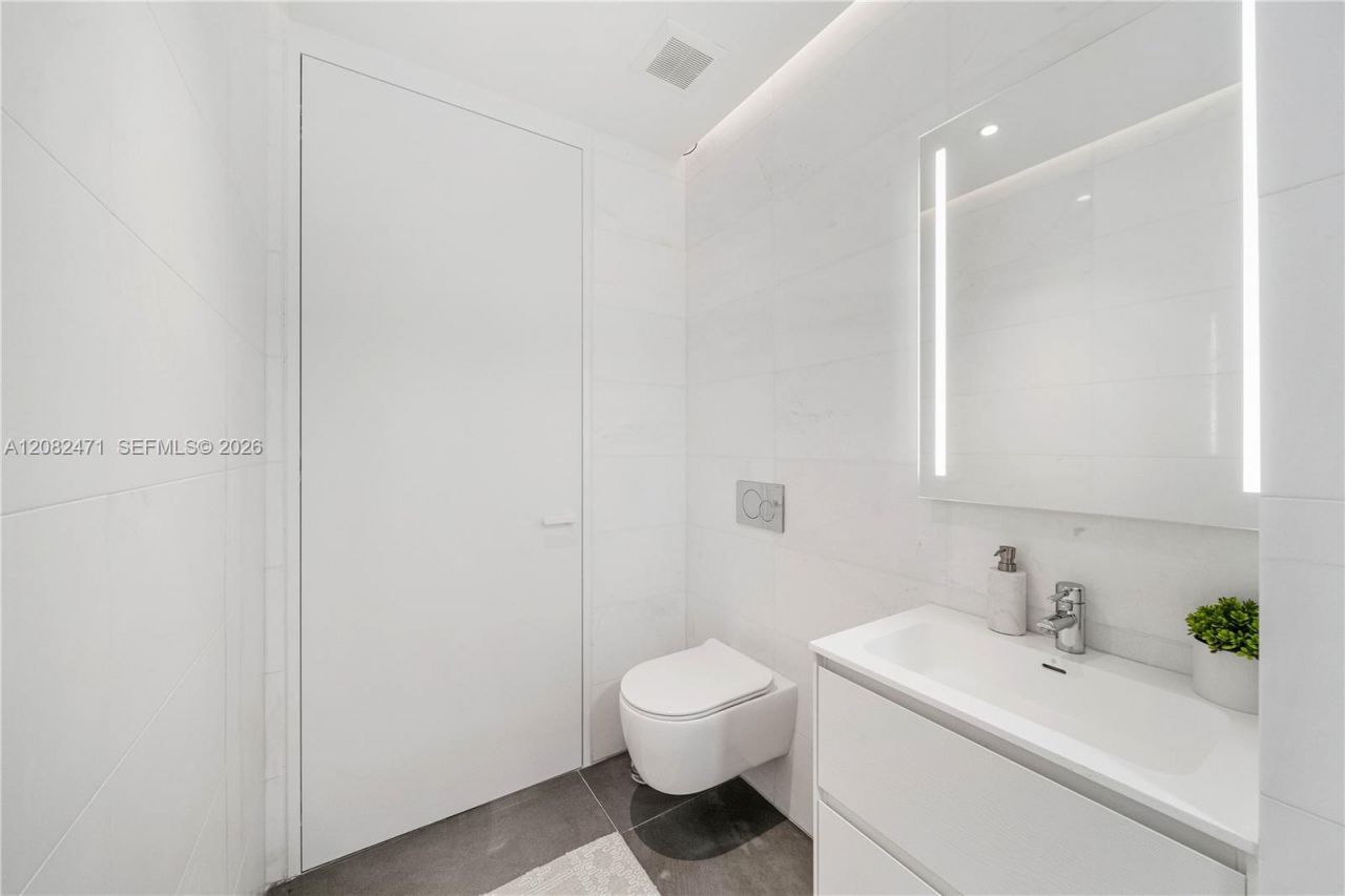 2000 S Ocean Dr , Unit 31B, Hallandale Beach, FL 33009 Photo