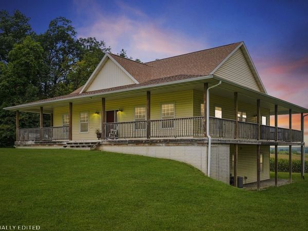 5972 33rd Ave , Vinton, IA 52349