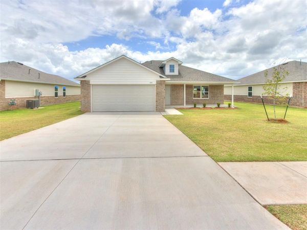 1212 E Stallion Lane, Mustang, OK 73064