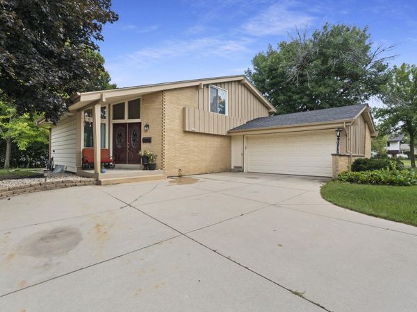 6074 Thornapple Ln, Greendale, WI 53129