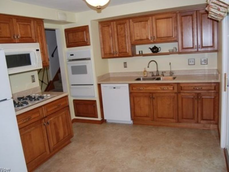 11746 Lafayette Drive, Parma Heights, OH 44130 Photo 2