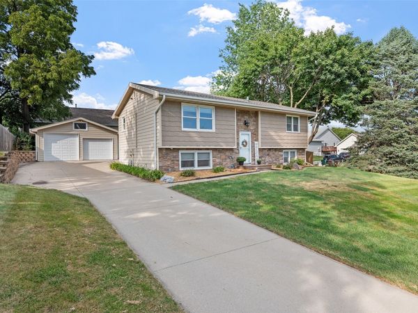 4620 Lexington Drive, Pleasant Hill, IA 50327