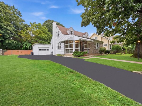 470 Ray Street , Freeport, NY 11520