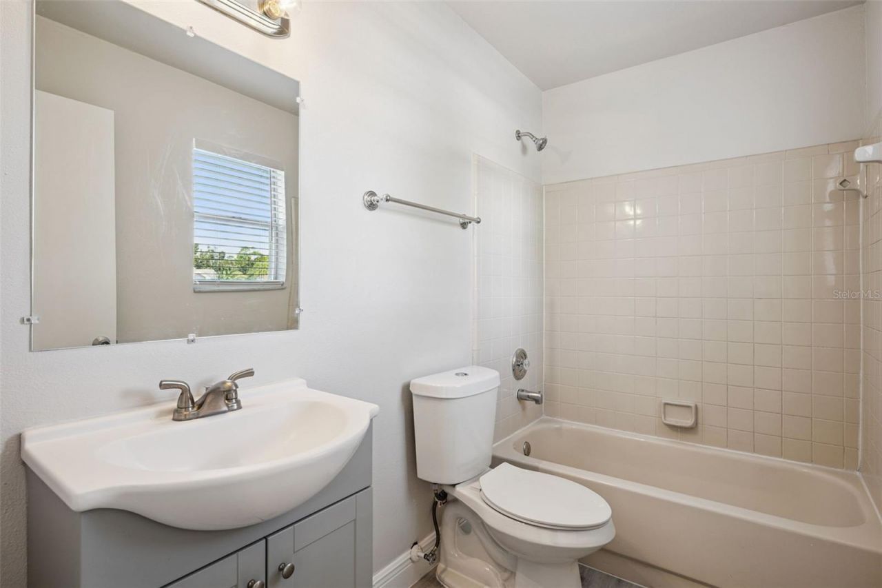 9816 Surrey Ridge Road, Orlando, FL 32825 Photo
