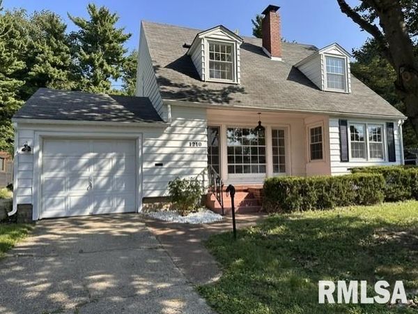 1210 EDGEHILL Road, Jacksonville, IL 62650