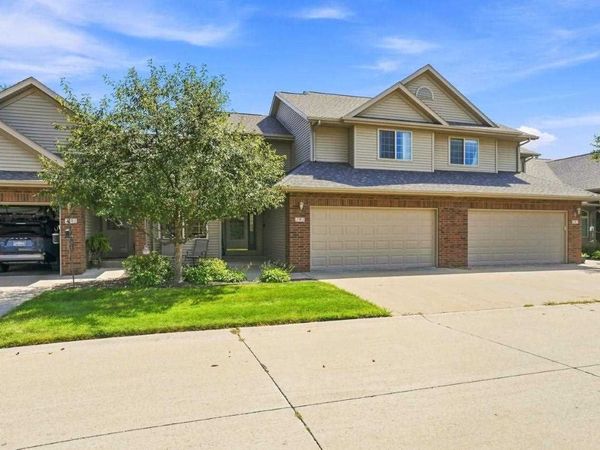 195 E Weston Dr, North Liberty, IA 52317