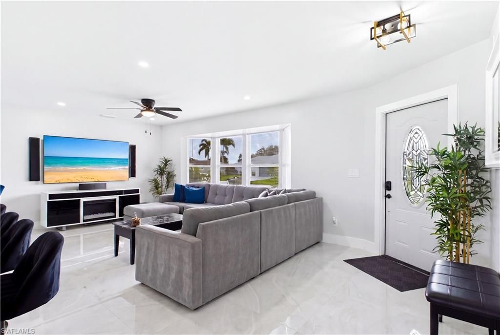 256 SE Santa Barbara Pl, Cape Coral, FL 33990 Photo